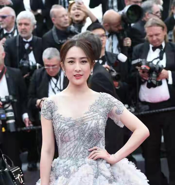 10位戛纳红毯上的国内女星：有人手握作品艳压，有人蹭拍走光出丑