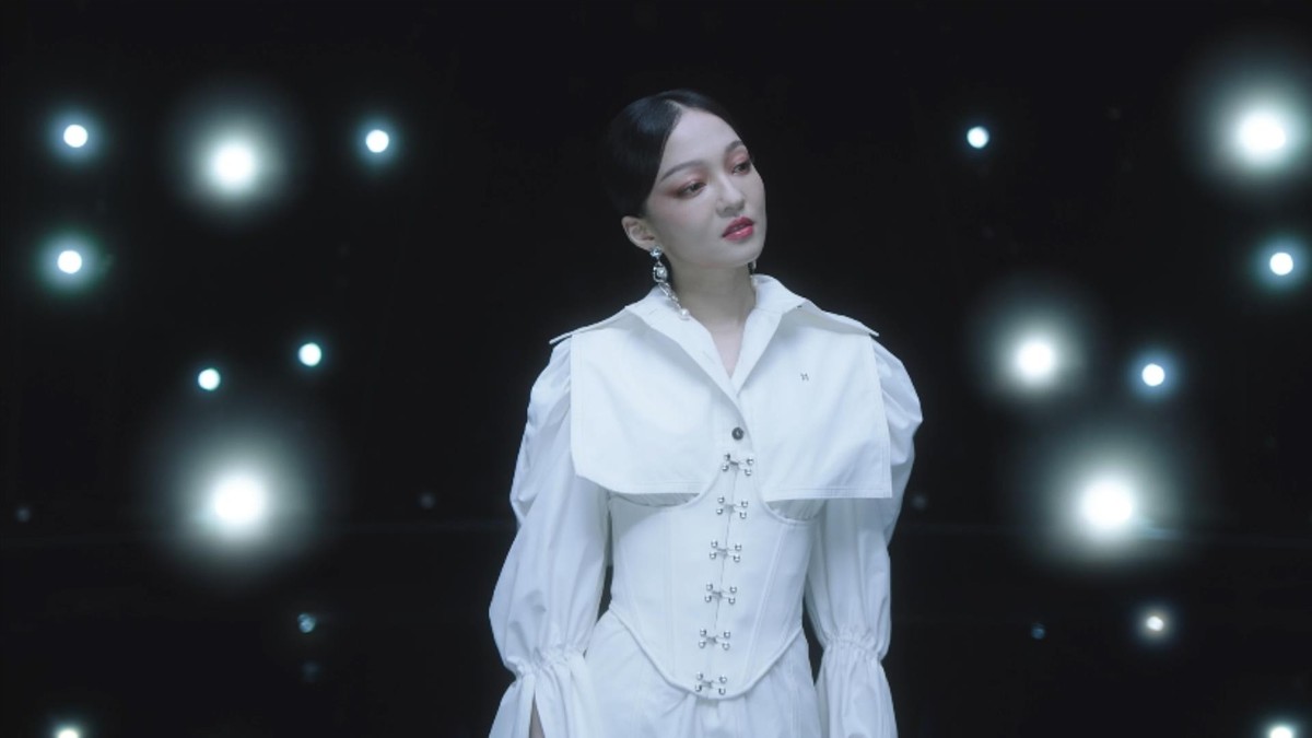 三星S21系列与张韶涵&卡斯沃共同展示了“夜空中最亮的星星”。