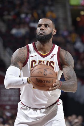 nba球员为什么手臂粗(NBA这5位手臂比普通人大腿都粗壮，詹皇垫底 第1曾扣碎篮筐)