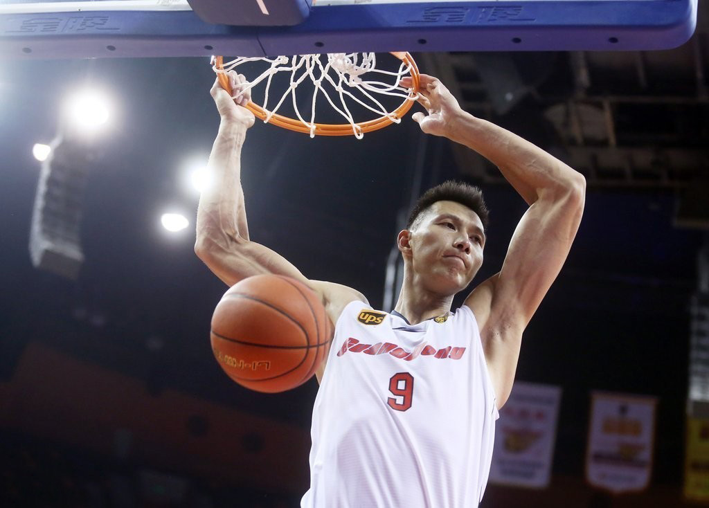 从青涩男孩到广东男篮的顶梁柱，易建联当之无愧的CBA第一人