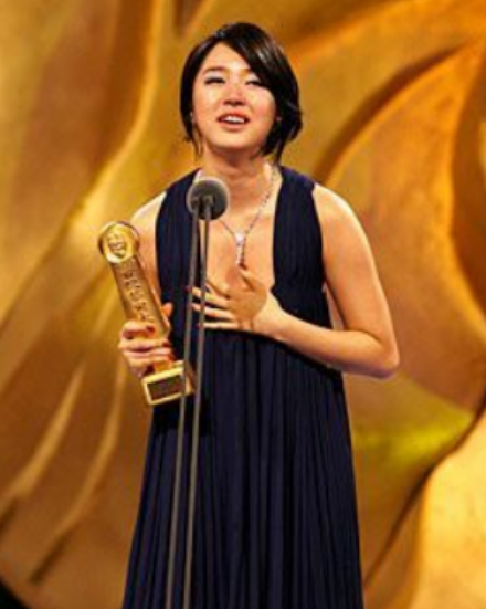 35岁知名女星被疑变脸，曾为最年轻视后，因抄袭事件事业一落千丈