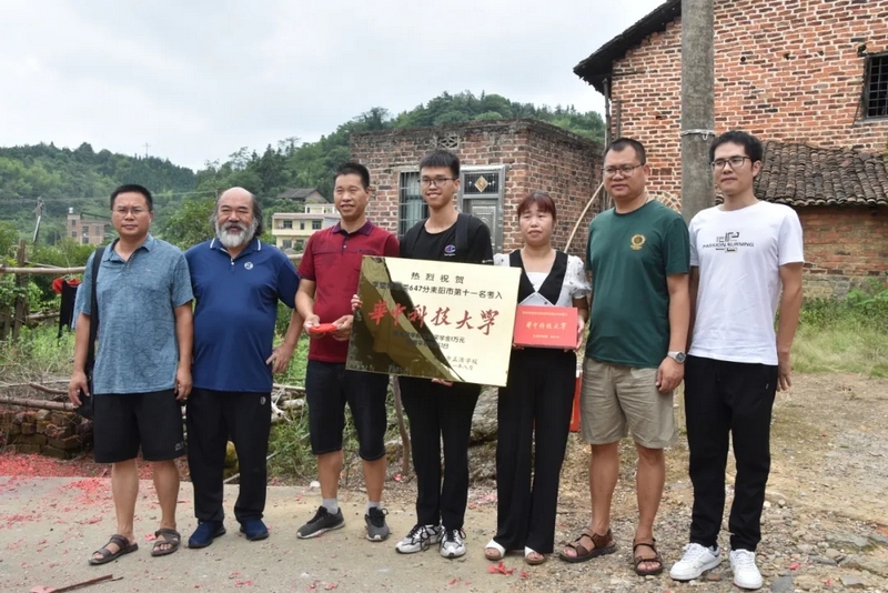 湖南小伙初中时300多名，高三进入年级前20名，今年高考647分