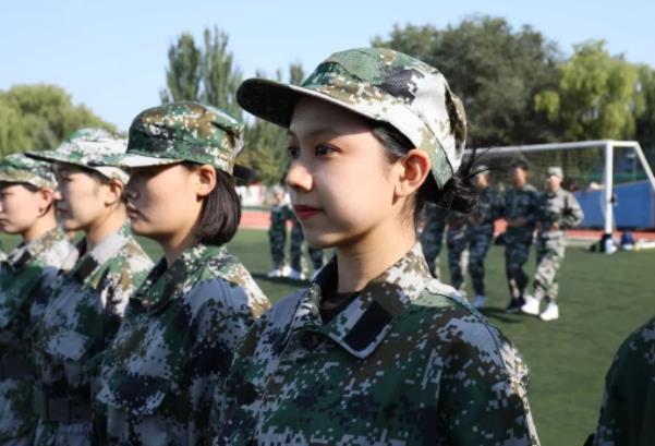 大学军训和高中军训有啥不同？体会过才知道，尤其女生要做好准备