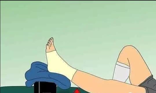 脚踝扭伤了又肿又痛怎么办?骨科医生教你简单的四要四不要.