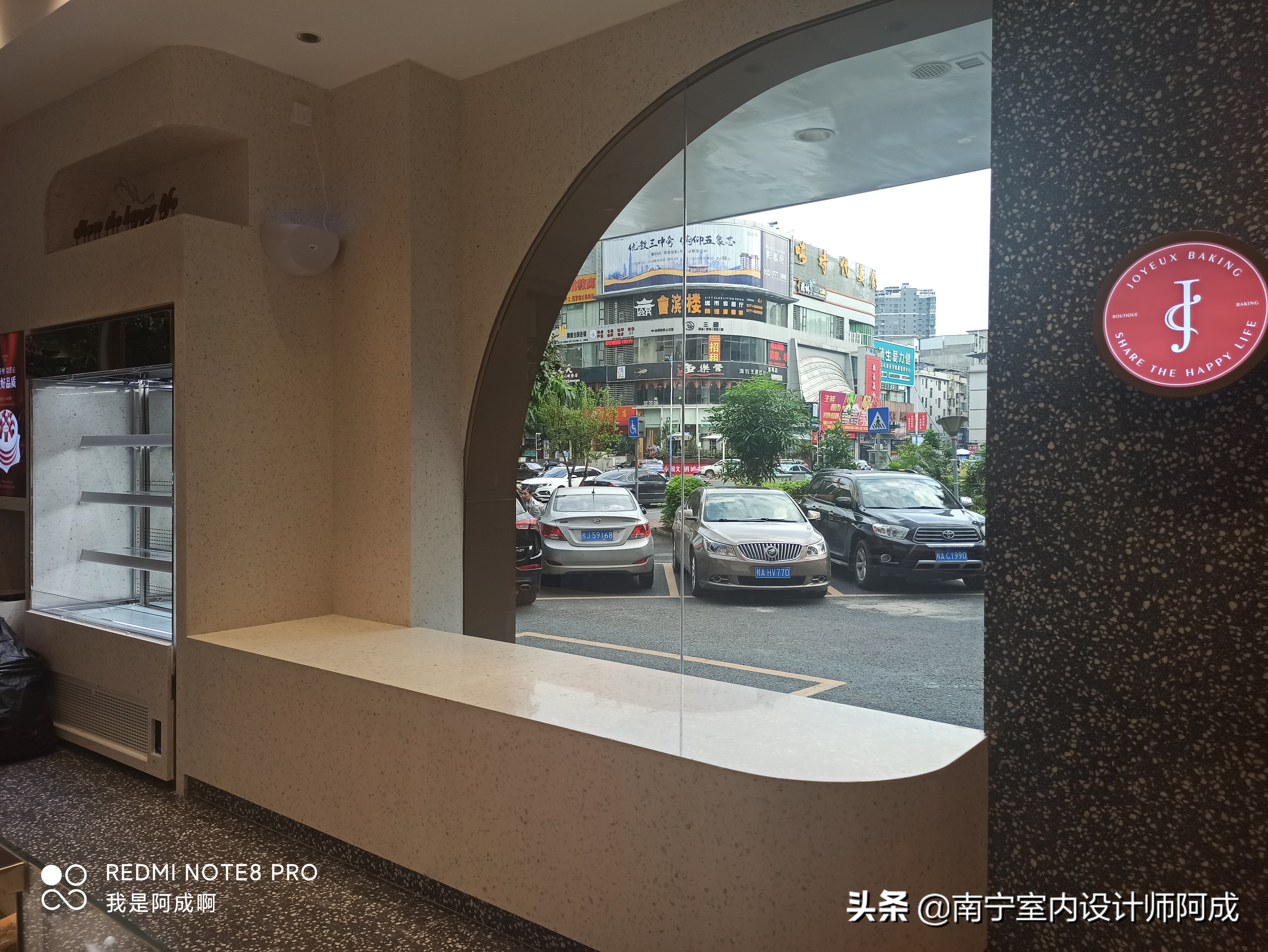 如果你有个异形结构店面，你会如何规划设计丨看看这家蛋糕店实景