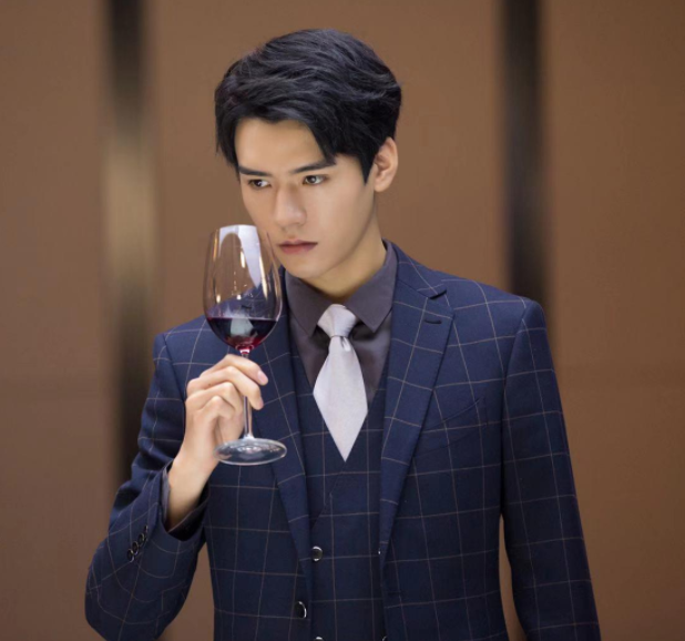 东华大学校草龚俊火了，高冷男神接地气，男生看了也自叹不如