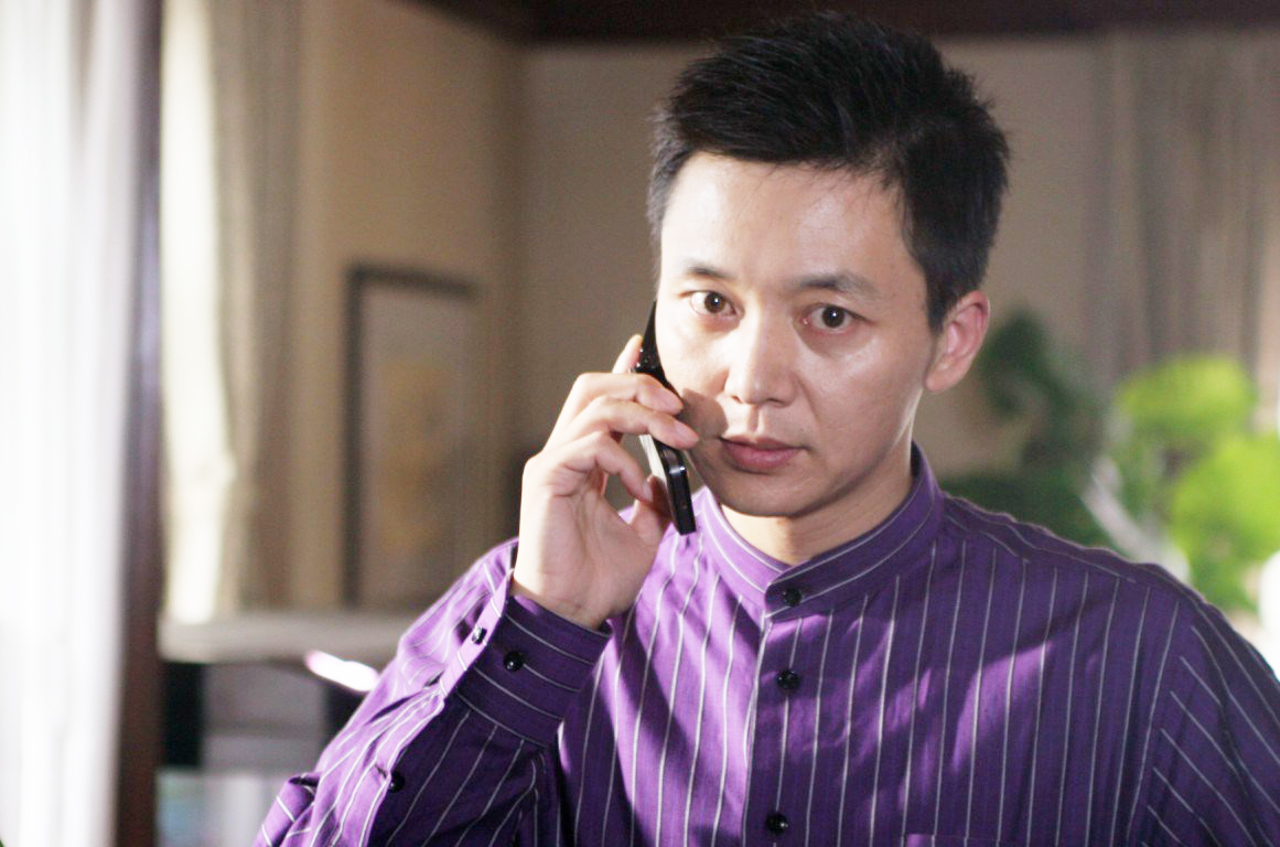 "扫黑风暴何勇"刘奕君:玩滑板,娶二婚娇妻,51岁却潇洒依旧