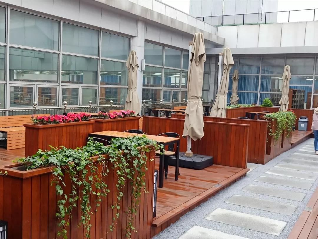 有这么好的图书馆太棒了吧！这样的图书馆给我来一打！