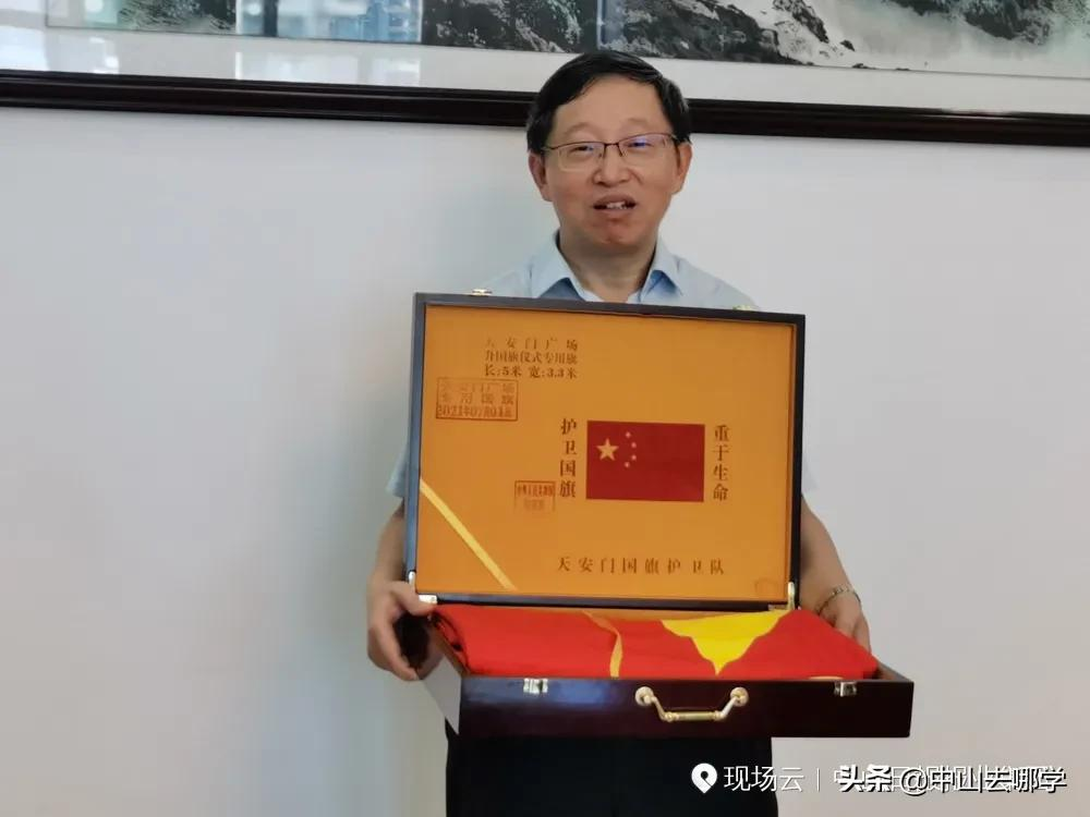 开学啦！现场多图预警：妈趴窗，爹爬墙，脸贴地！场面过于欢乐