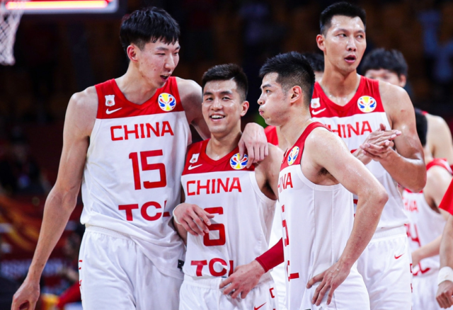 cba装备从哪里来(李宁曝CBA新赛季装备！4大特色堪比NBA，但24年联赛赛场或变T台)