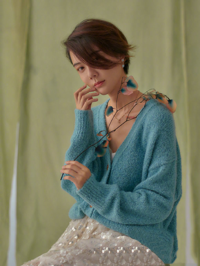 39岁车晓登时尚杂志,黑色吊带裙秀纸片人身材,置身沙发气质真好