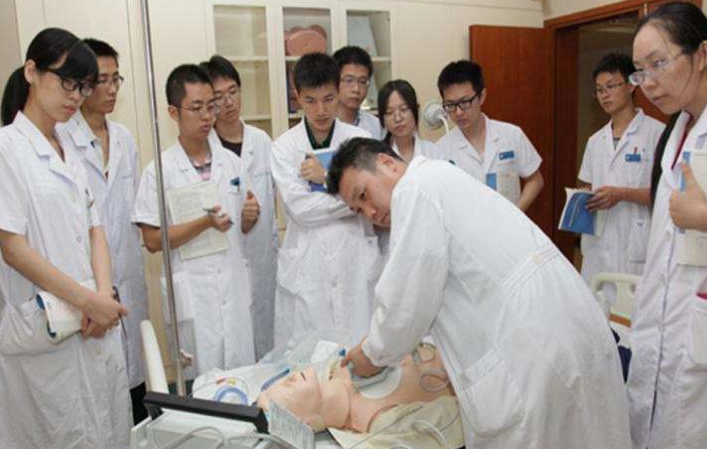 2021临床医学十强院校，医科大学不敌综合大学，这所大学荣登榜首