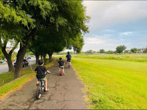 林志颖带老婆孩子给妈妈庆生，仨儿子骑自行车可爱，kimi长大了