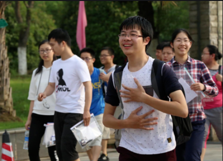 为啥高考不能穿“校服”，怕被有心之人利用？班主任说出其中原因