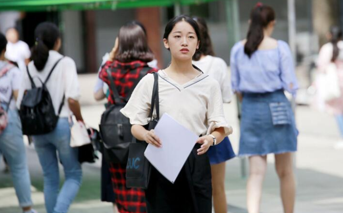 武汉学院新生开学，“迪丽热巴”前来报到，引老师和学生“围观”