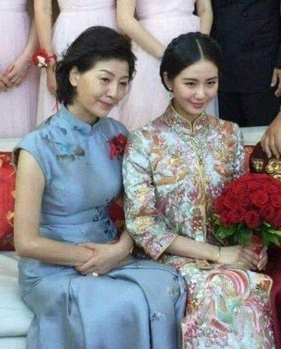 刘诗诗妈妈只比吴奇隆大2岁,穿旗袍淡雅如菊,气质不输明星女儿