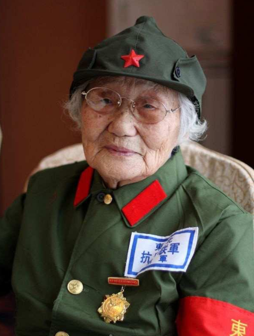 被日军俘虏后，战士亲手枪杀12名同志后自杀，用枪声发出绝密情报