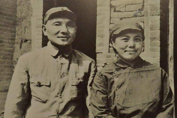 52年邓小平一家迁至北京，邓小平向卓琳提出要求：不要到外面工作