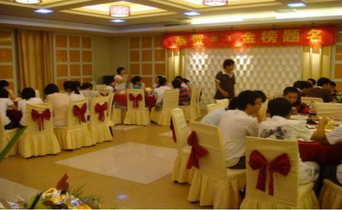 家长举办升学宴庆祝儿子估分超600，看完录取大学，亲戚直呼上当