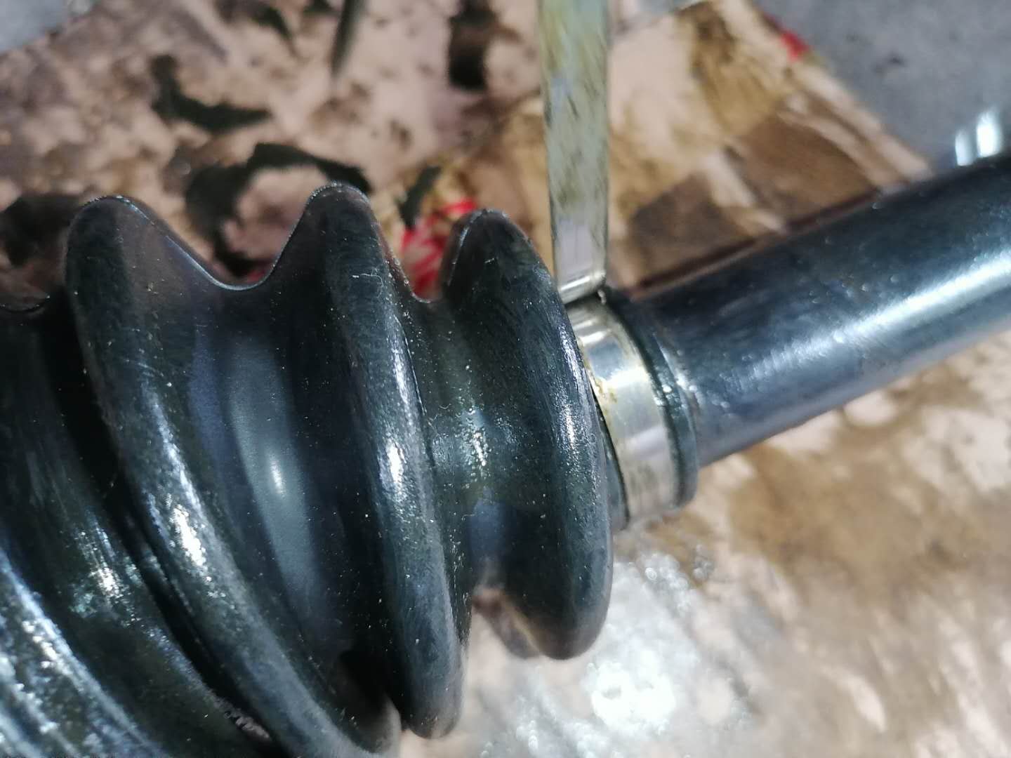 奇骏更换半轴内球笼防尘套，现在更换还来得及，否则就要换总成