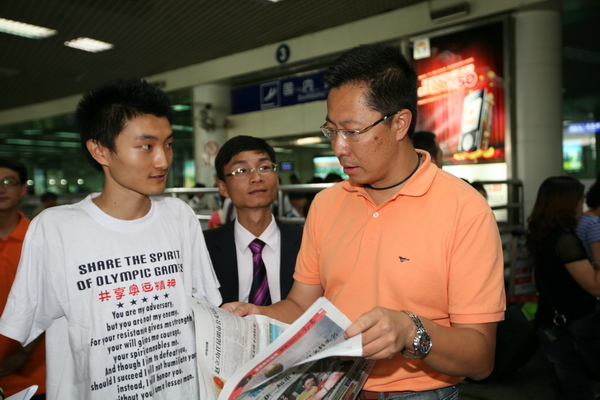 无臂高材生杨孟衡：用脚写字考出高考状元，寒门贵子的逆袭