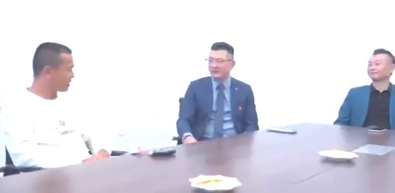 全红婵老爸领50万豪车一幕曝光！竖大拇指笑了，网友：快点考驾照