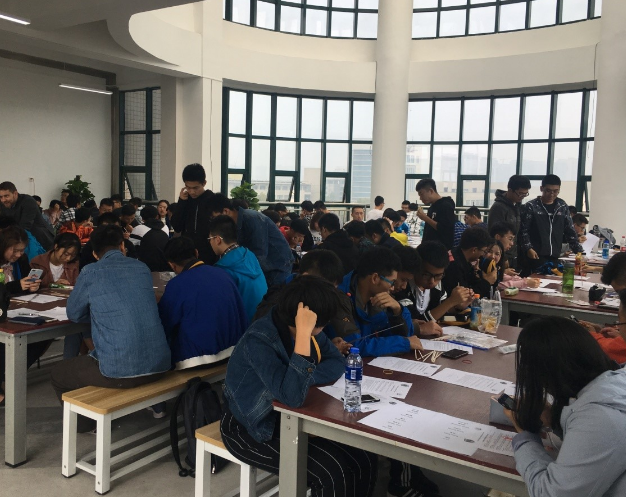 大学生年薪和学历成正比，有鄙视链存在，复旦博士年薪达385万