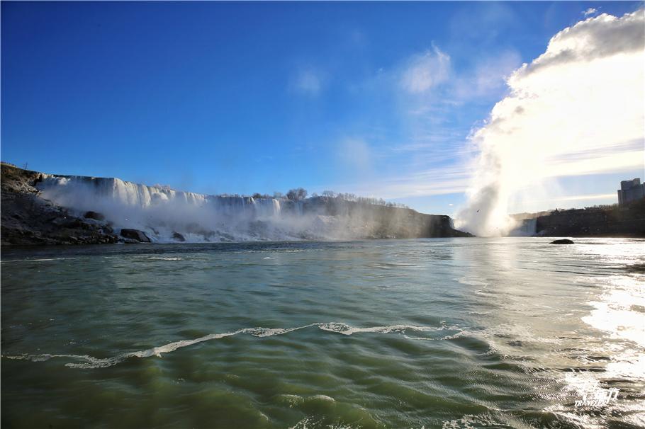 世界级的大瀑布尼亚加拉，最佳景观在加拿大境内，Mei国人民很绝望