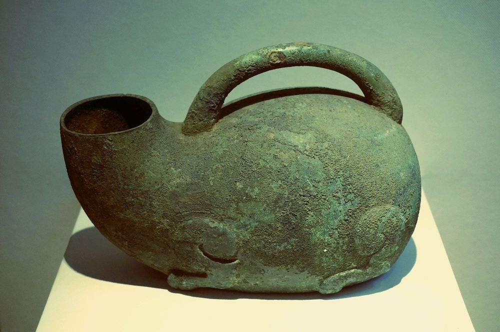 个故事:说县太爷带着师爷坐船出差,师爷起夜往县太爷的夜壶里尿了一泡