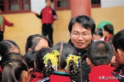 23年前，打工挣学费，带着妹妹上大学的河南男孩，如今怎样