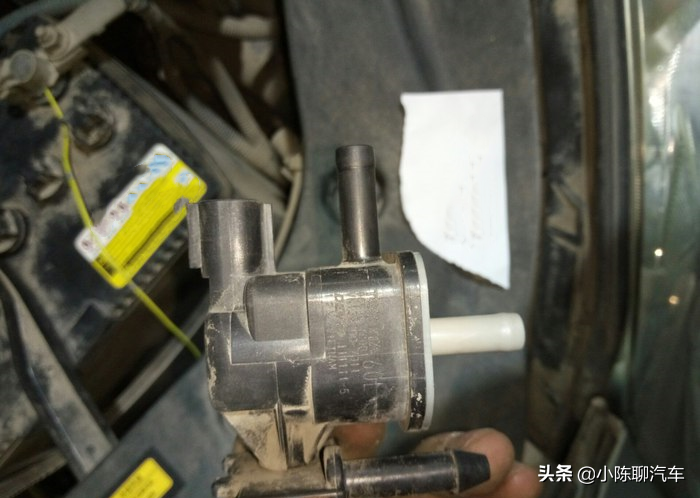 行驶11万公里的丰田RAV4发动机故障，维修工：更换电磁阀