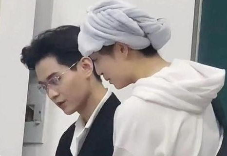 这位杭州大学的男老师红了，只因神似任嘉伦，每天被学生围观