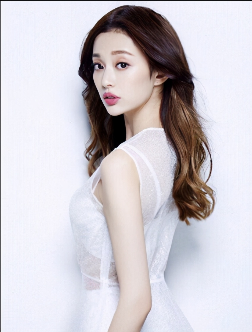 盖玥希外形青春靓丽,拥有白皙的肌肤,精致的五官,盖