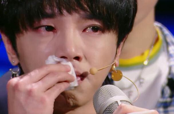 “单纯”人设翻车？华晨宇被曝整容植发，未来口碑又该何去何从？