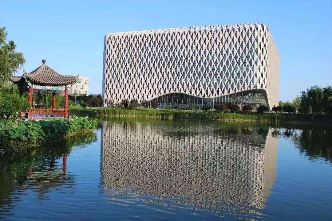 两所540—590分左右录取高校，地理位置优越，就业率高，值得报考