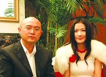 他是“江苏一哥”孟非，曾娶初恋女友为妻，今49岁一家三口超幸福