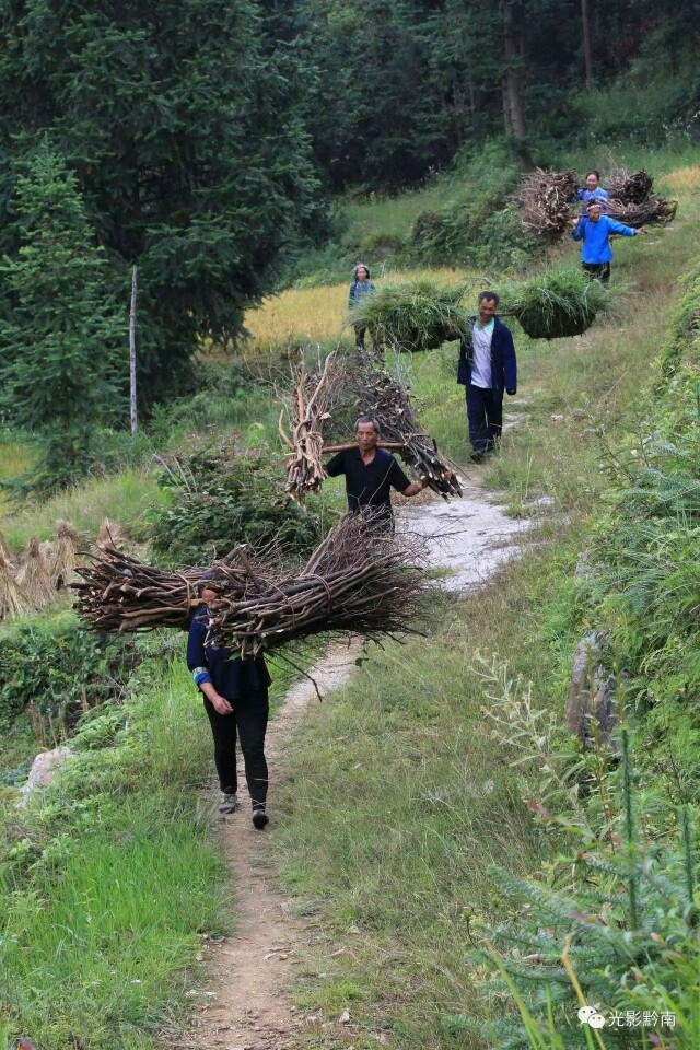 青山挑得柴，乡村炊烟香