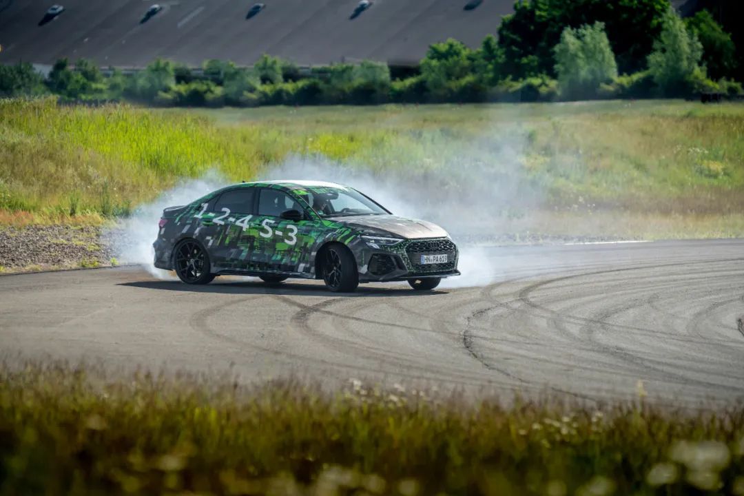 “漂移模式”已是高性能小钢炮的必备技能——RS 3 vs AMG A45 S