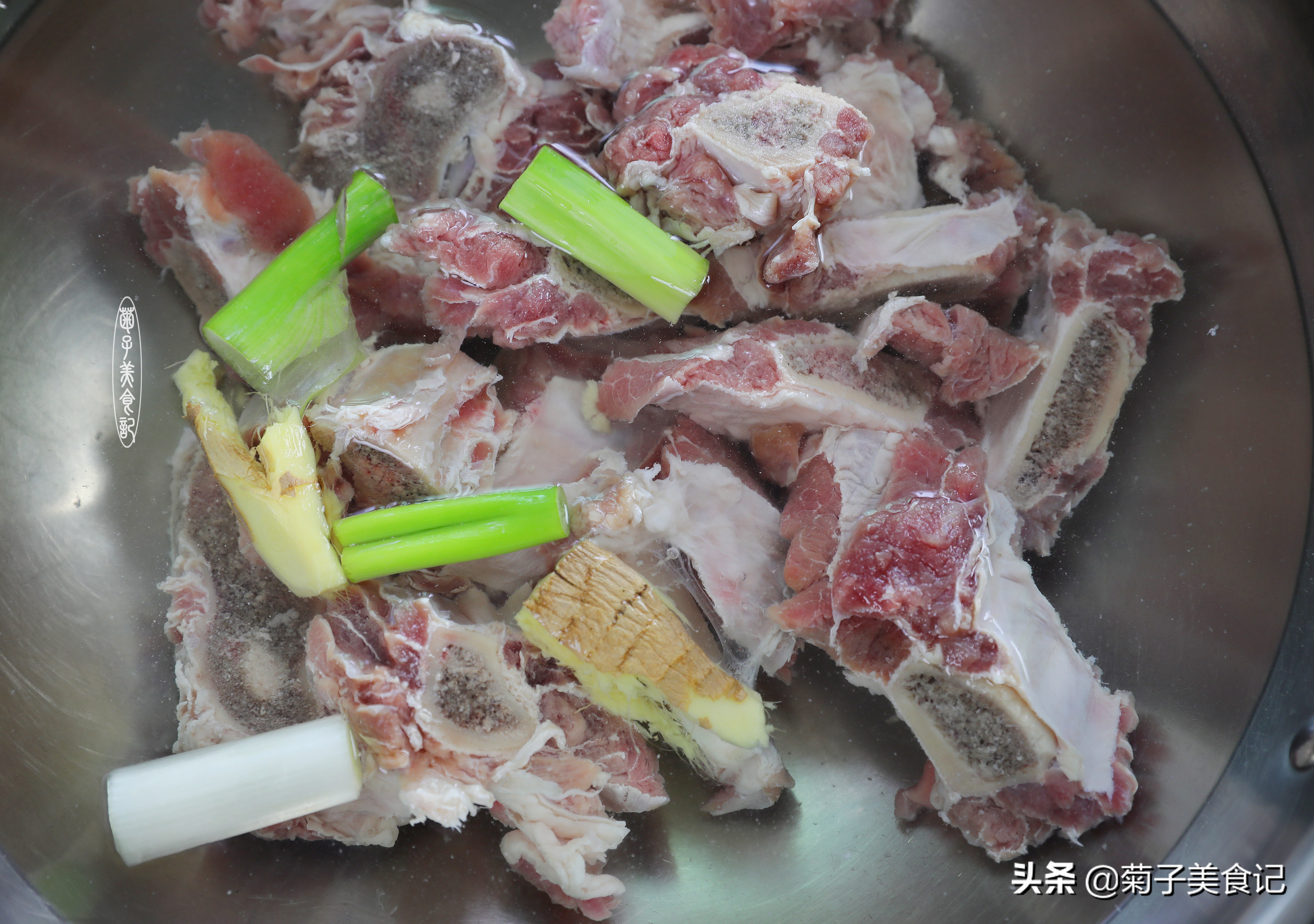 46块钱一斤的牛排骨，买了两斤炖一锅汤，菜色清亮，全家都爱喝
