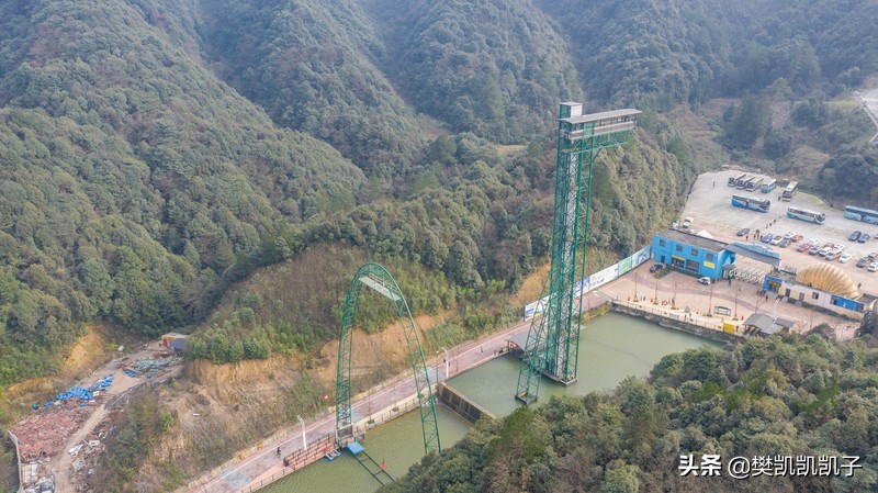 重庆旅游攻略，打卡抖音流量猛超洪崖洞的悬崖奥陶纪，收藏新年用