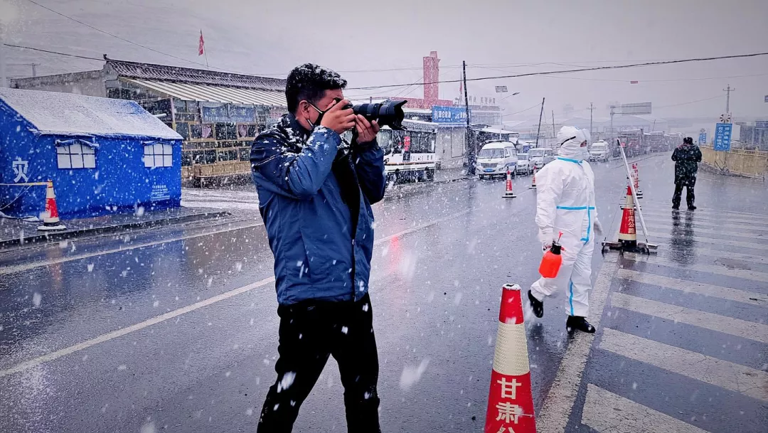 【疫情防控 临潭在行动】雪落无声，盼疫去，致敬风雪中坚守的临潭人