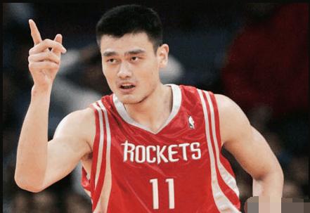 为什么姚明能在nba获得成功(姚明为什么能在美国石油重镇 获得球衣退役最高待遇呢)