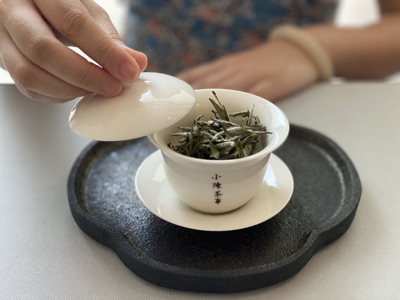 新白茶涩，滋味薄，不满3年不能喝，6个角度教你一次性认清白茶