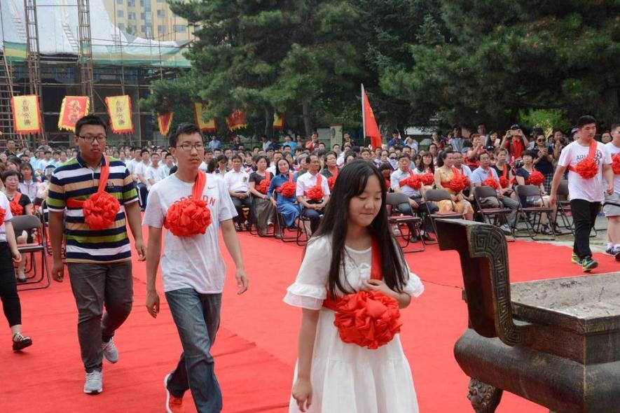 高考状元都出自什么家庭？看到父母的职业明白了，家庭背景不简单