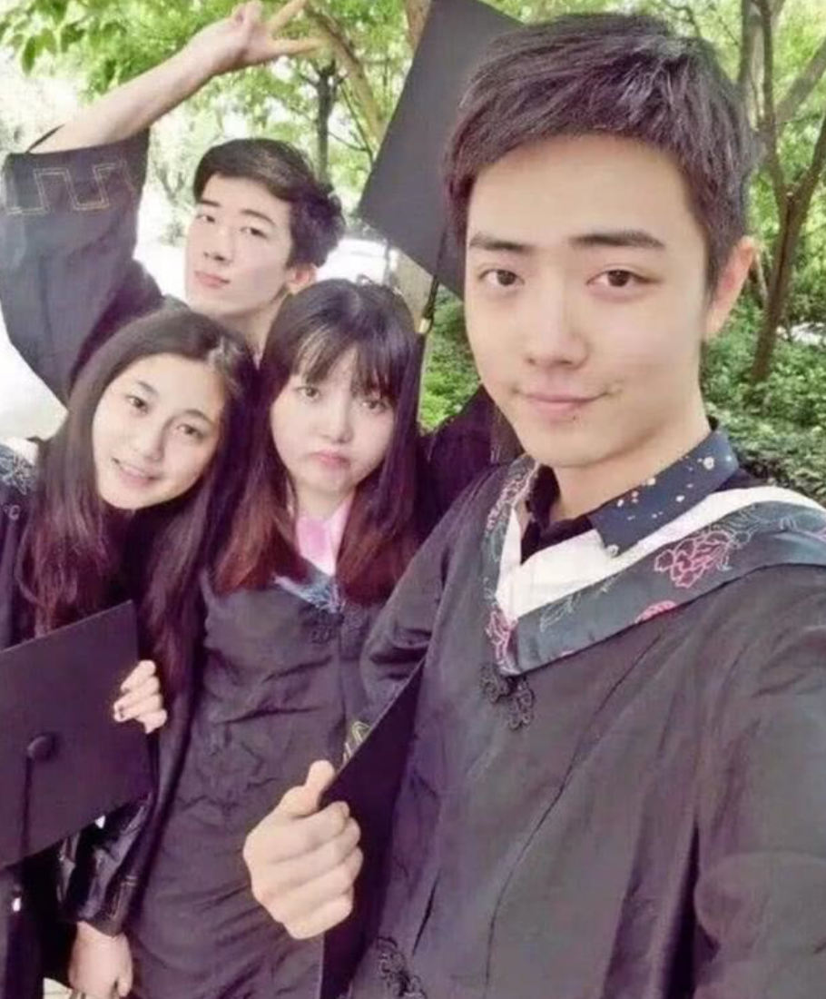 肖战迪丽热巴大学素颜毕业照被扒，前者变化太大，后者几乎一样
