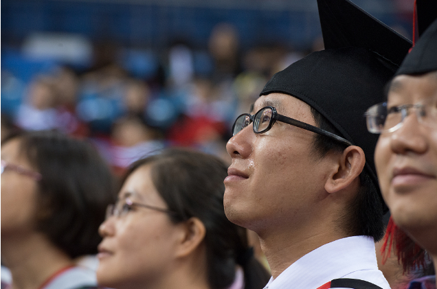 大学生年薪和学历成正比，有鄙视链存在，复旦博士年薪达385万