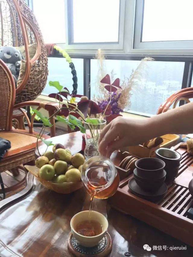 闲时饮茶静时坐，香茗美人赏岁月静好