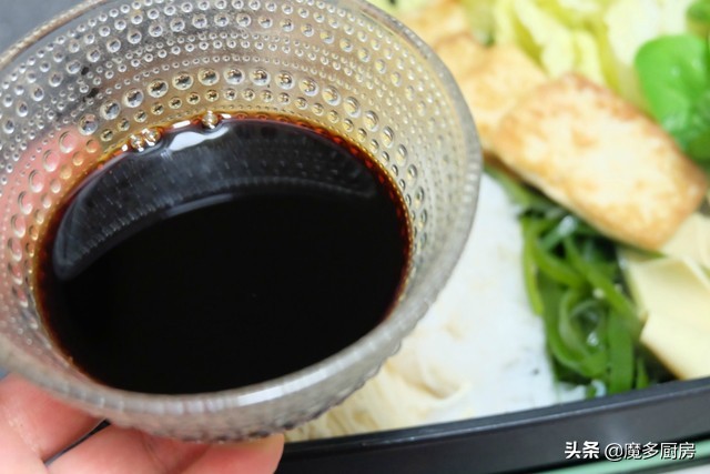 寿喜锅自己做，简单方便又好吃，半碗调味汁一浇，从此告别水煮菜