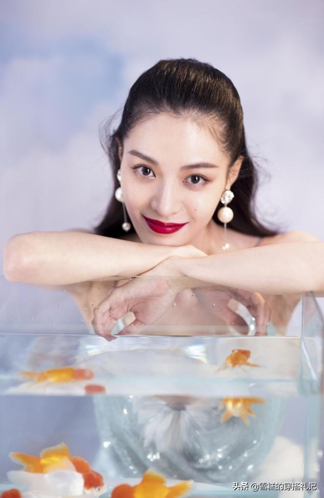 女人不管奔几，最好少戴这3种“饰品”，显廉价没气质被人说装嫩