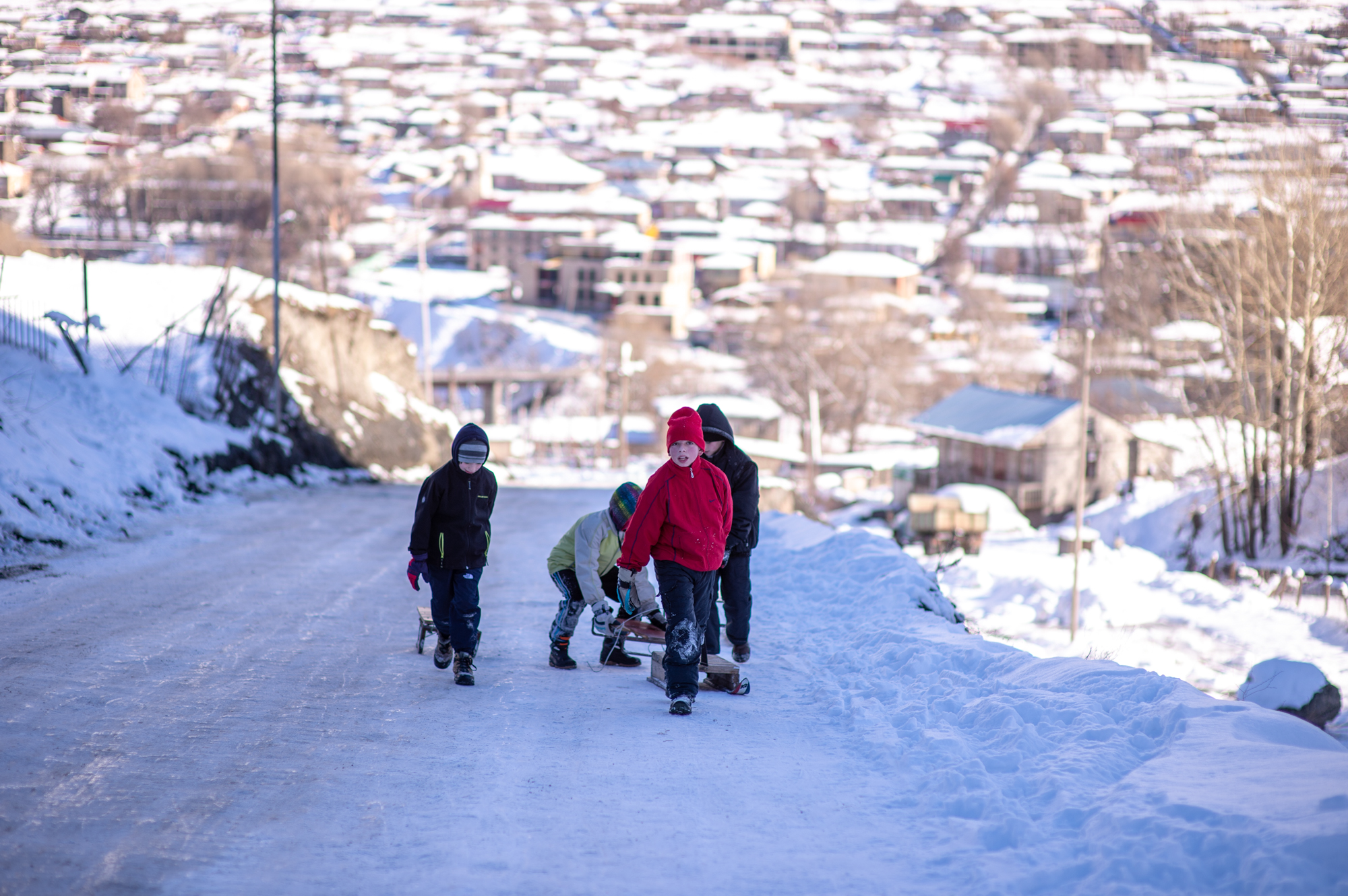 如何自制簡易滑雪板（雪山村落里的孩子怎么玩耍？自制滑雪板，趴在上面可以滑行500米）